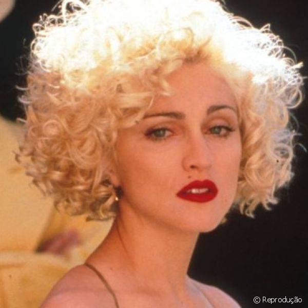Dick Tracy, 1990 - Madonna vive Breathless Mahoney, uma bela cantora de boate que tenta seduzir o protagonista Dick Tracy a qualquer custo. N?o ? preciso dizer qual item de maquiagem foi usado como arma de sedu??o pela personagem.